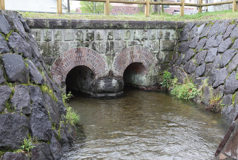 丸池湧水暗渠の写真