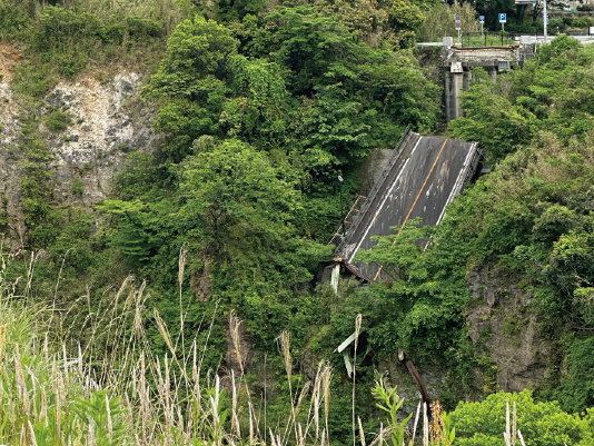 震災遺構として保存されている旧阿蘇大橋